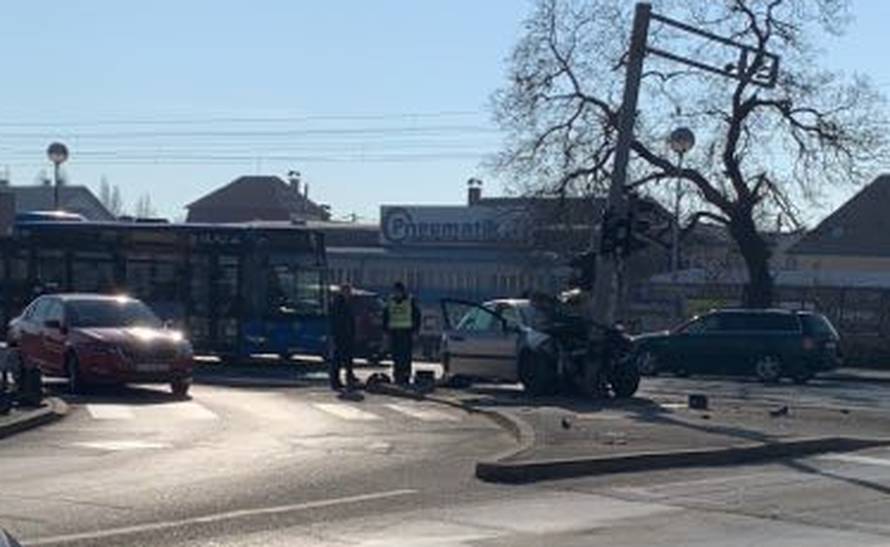 Užas na Aleji Bologne: Auto je smrskan, zabio se u semafor...