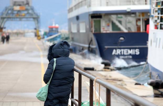 Rijeka: Olujna bura stvara valove i morsku pjenu u luci