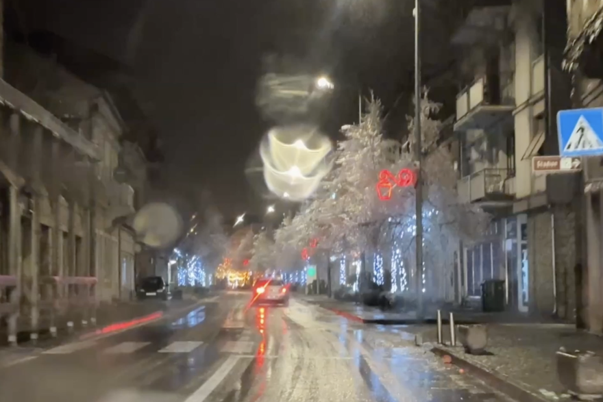 Ledena kiša 'smrznula' Knin. Padaju i stabla: 'Sve se ledi. Ne mogu se vrata otvoriti'