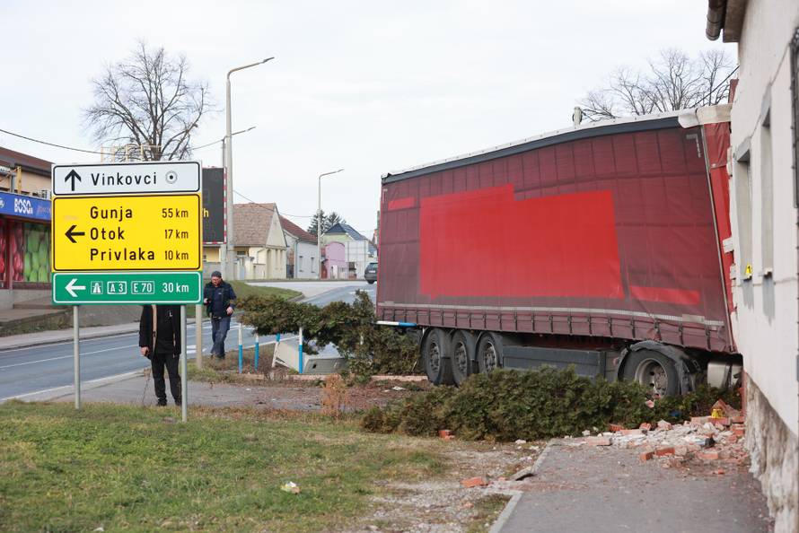 Kamion se zabio u kuću kod Vinkovaca, više ljudi ozlijeđeno