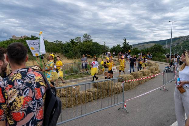 Senj: Održana 1. Senjska maškarana utrka 'Gravity race Senj 2025' podno tvrđave Nehaj