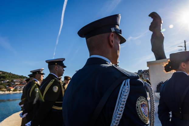 Drvenik Veli: Predsjednik Zoran Milanović položio je vjenac na spomen obilježju “Majka Domovina”