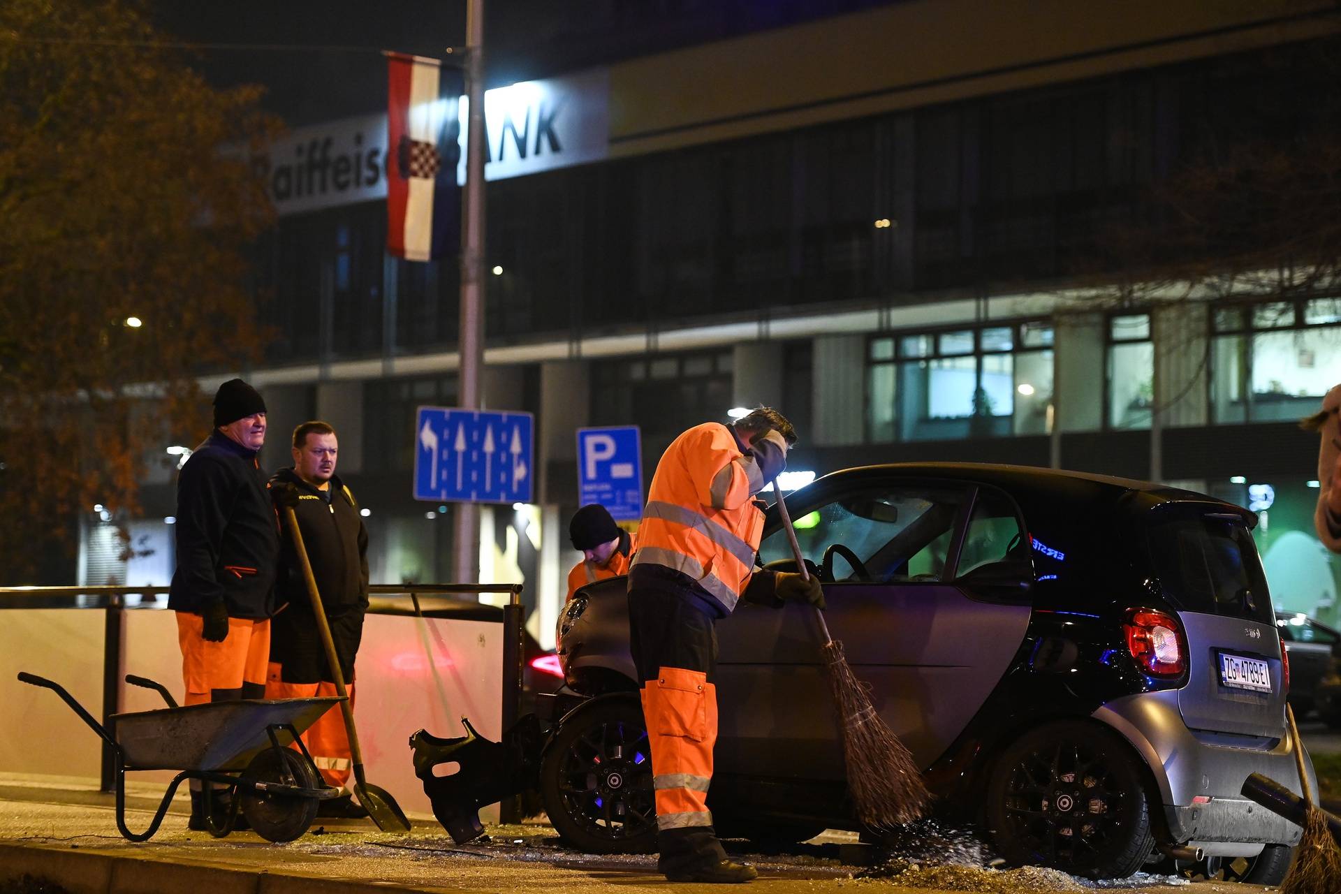 Zagreb: Smartom se zabio u tramvajsku stanicu u Ulici grada Vukovara, nema ozlijeđenih