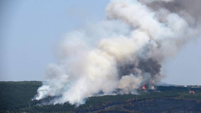 Imotski: Ponovno buknuo požar kod Crvenog jezera