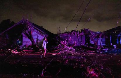 Tornado digao kuću u kojoj je bila obitelj s curicom i srušio je na ulicu. Svi su uspjeli preživjeti