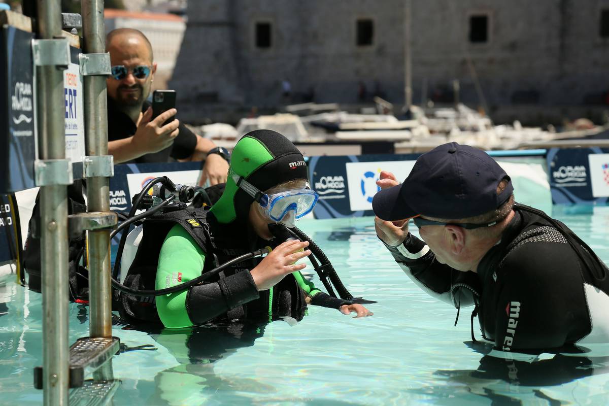 Pogled u plavo u Dubrovniku: U bazenu organizirana podvodna izložba, ronilo se i uz Zidine