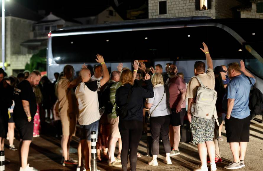 Milna: Zbog požara turisti proveli noć na rivi