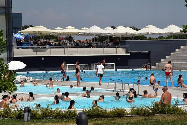 Slavonski Brod: Gradski bazeni na Vijušu pravo su ozvježenje od nepodnošljivih ljetnih vrućina