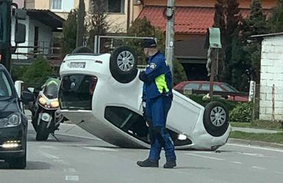KRŠ I LOM U ZAPREŠIĆU! Auto je završio na krovu u raskrižju