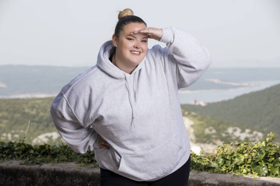 'U školi su me gađali kamenom i govorili mi da me salo štiti'