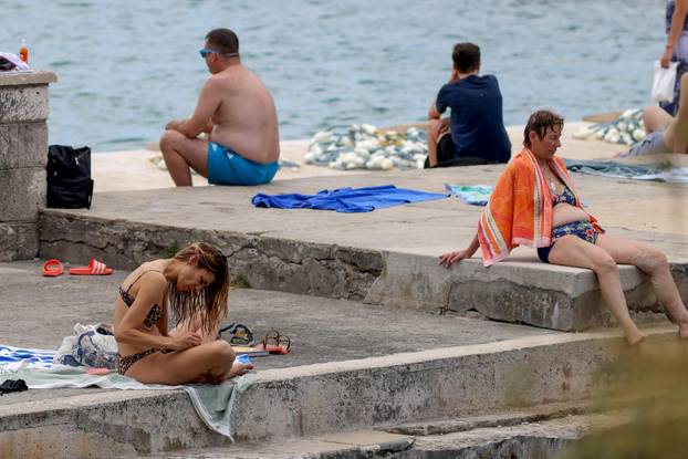 Zadar: Velik broj kupača na plaži Kolovare