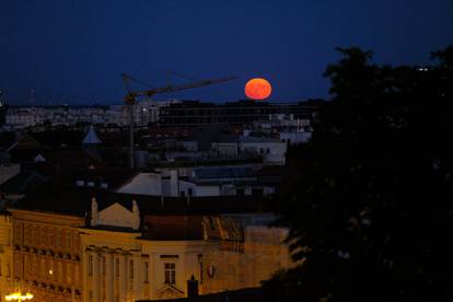 Pogled na supermjesec s Gornjeg Grada