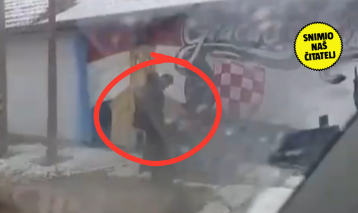 SRAMOTNA SNIMKA Urinirao je po spomeniku branitelju u Gračacu! Policija: Istražujemo
