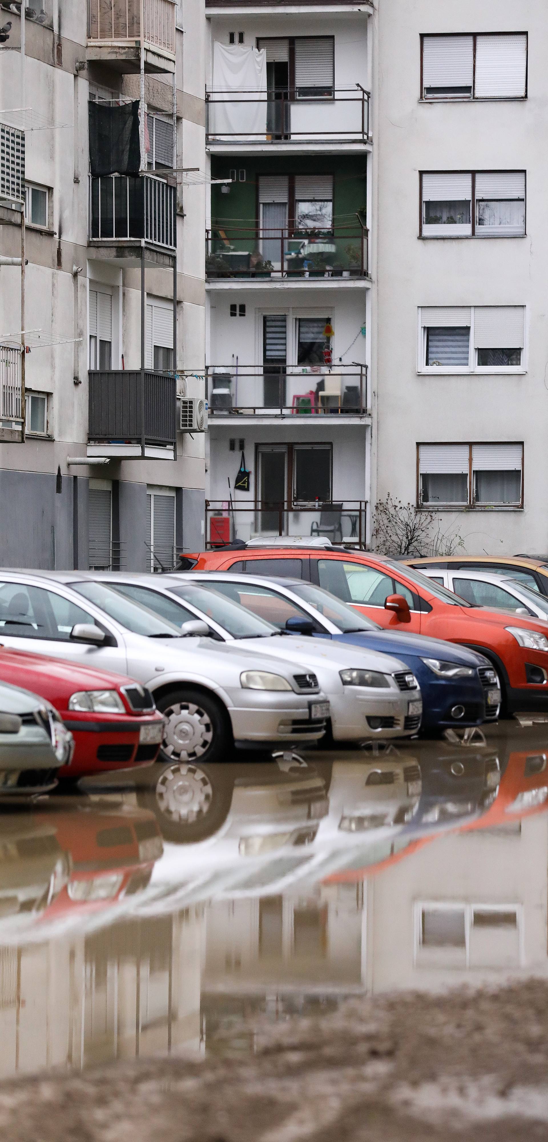 Stanovnike zagrebačkih Gajnica dočekala je poplava. Voda je potpuno prekrila dio Čileanske ulice