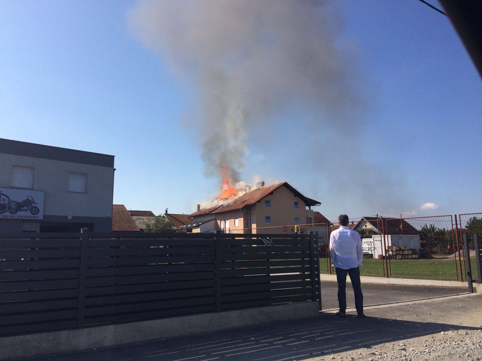 Izbio požar na kući u Retkovcu: Dječak u igri zapalio cijeli kat