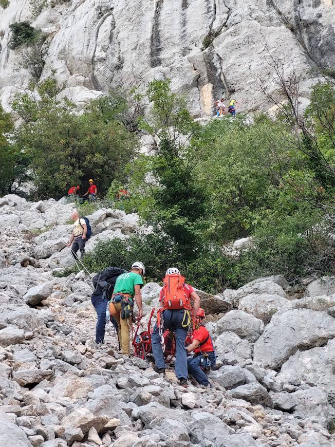 HGSS spasio stranu penjačicu koja je slučajno iskopčala penjački komplet i ostala visiti