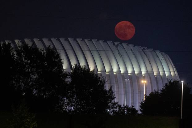 Crveni mjesec iznad Arene Zagreb