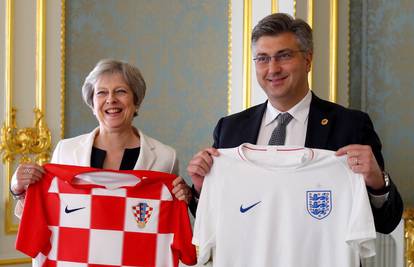 Uoči utakmice: Theresa May i Plenković razmijenili dresove...