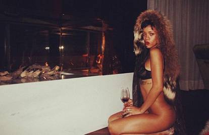 Ne nosi gaćice, pijucka vino i puši: Rihanna pozirala frendici