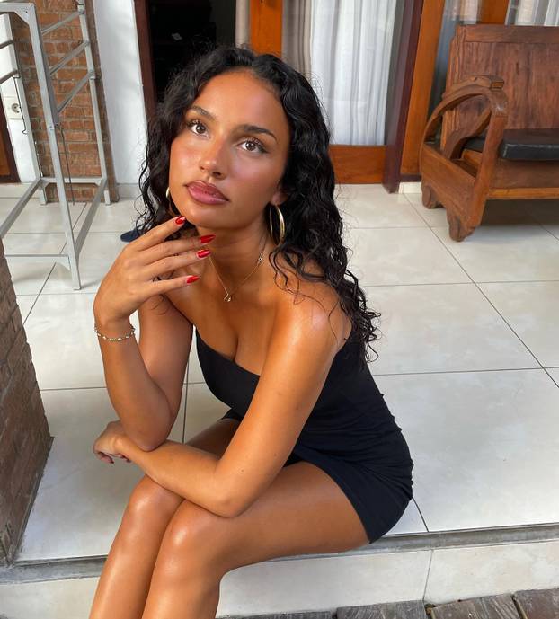 Šuškalo se da joj dečko spava sa zvijezdom platforme za odrasle. Objavom ušutkala sve tračeve