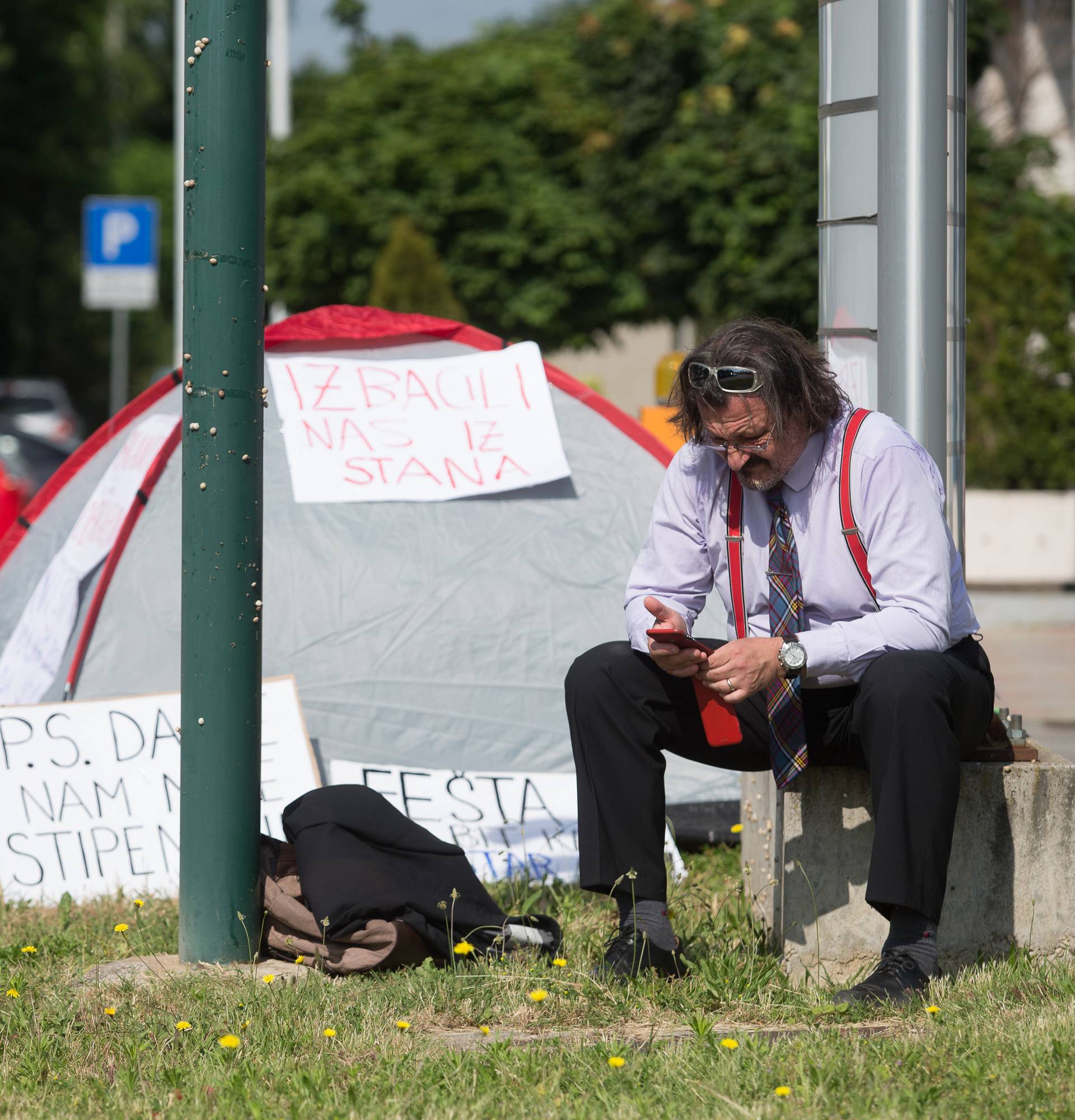 Kod Šustara podigle šatore: 'Tražimo isplatu stipendija'