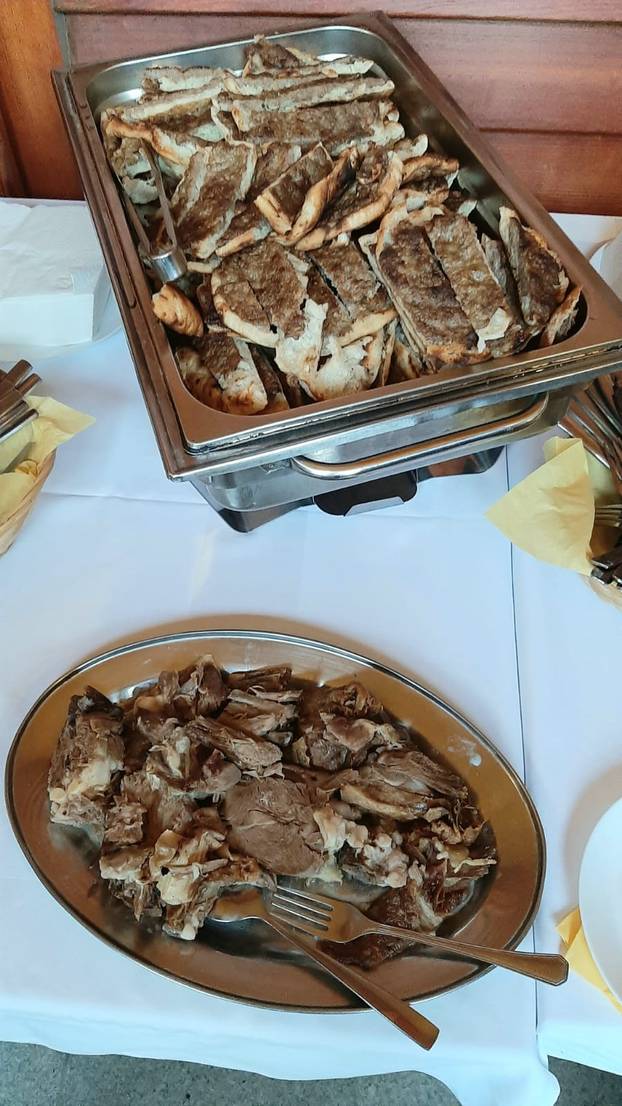 HDZ je servirao sjeckani kulen i krekere, Penava janjetinu i luk, kod Tomaševića nije bilo hrane