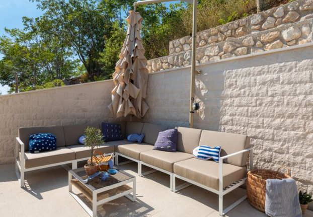 FOTO Luksuz na razini: Nova i moderna vila s infinity bazenom mami poglede u Omišu