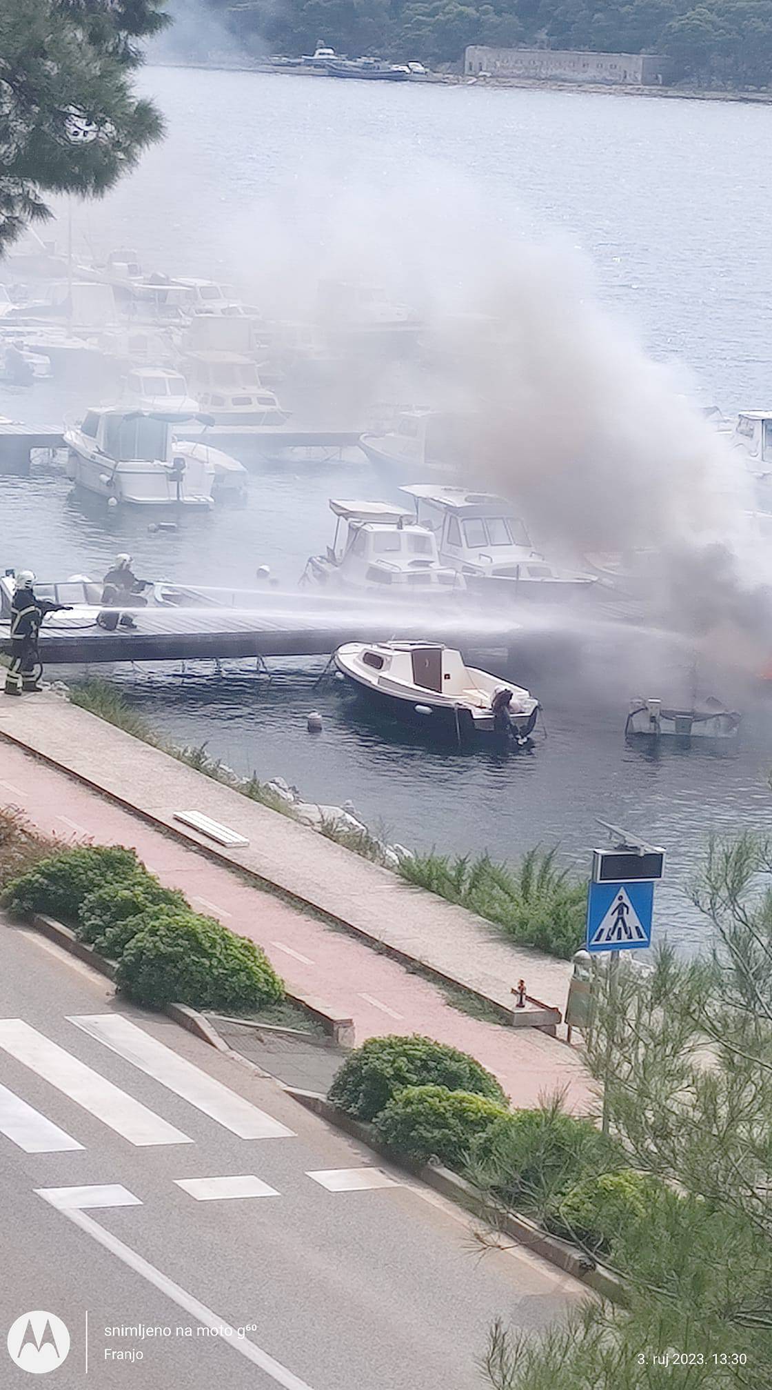 FOTO U Malom Lošinju gorjelo pet brodica, jedan čovjek u  požaru je zadobio opekline