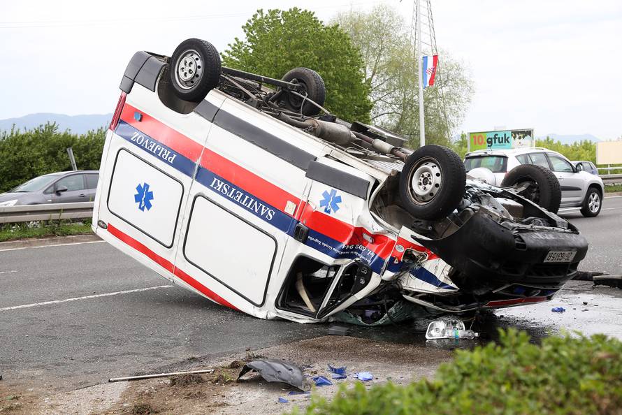 Sanitetsko vozilo prevrnulo se kod Arene, dvoje ozlijeđenih