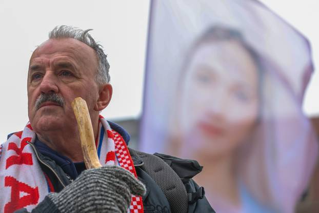 Zagreb: Interventna policija osigurava molitelje na glavnom Trgu