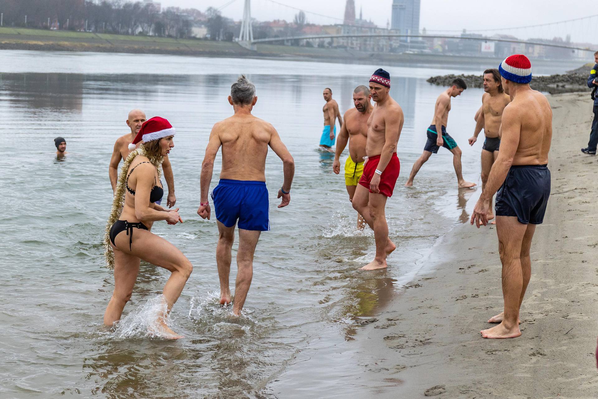 Po kišnom i hladnom vremenu kupalo se i igralo picigin na popularnoj Kopiki na rijeci Dravi u Osijeku