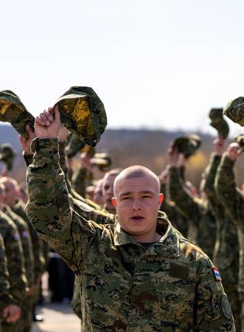 Sve&ccaron;ana prisega ro&ccaron;nika na temeljnom vojnom osposobljavanju u Slunju