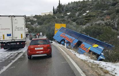 S ceste kod Dubrovnika sletjeli bus i ralica, muškarac ozlijeđen