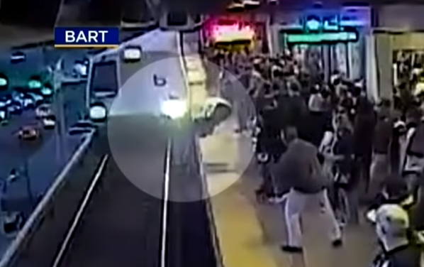 Video koji led krv: U zadnji ga je tren spasio od jurećeg vlaka