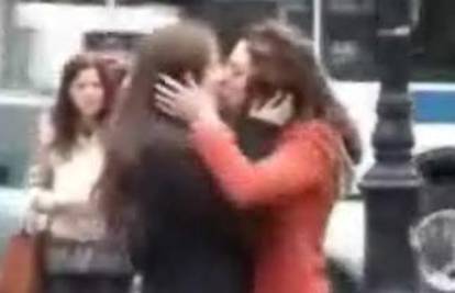 U gradskoj vrevi 12 ljudi stvorilo "lanac poljubaca"