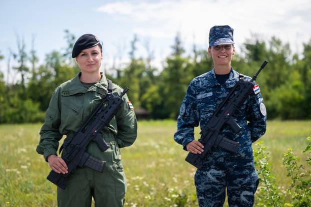 Velika Gorica: Uvježbavanje pješačkih postroja Hrvatske vojske za svečani vojni mimohod