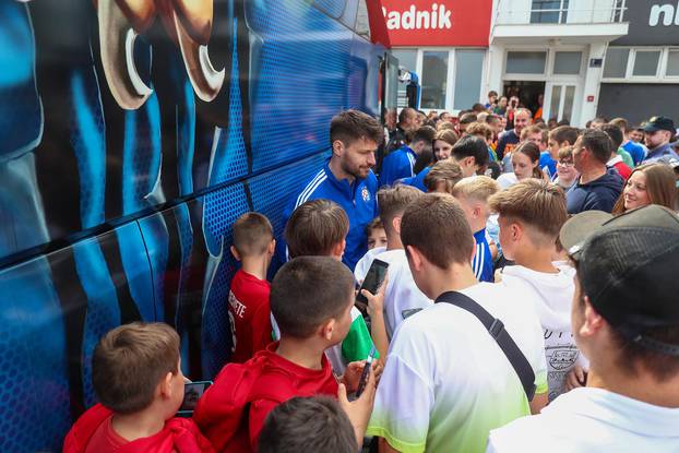 Zagreb: Navijači u Sesvetama pohrlili po potpise i slike s 'modrim' zvijezdama 