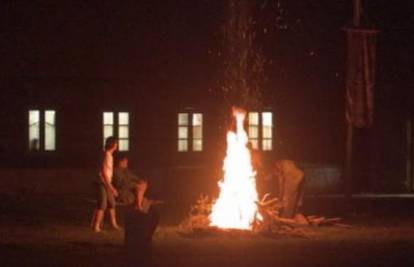 Farma: Kiki Rahimovski se zapalio skačući oko vatre