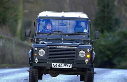 Britanska kraljica Elizabeta II. obožava sama voziti terenac