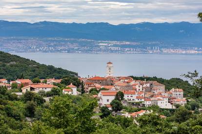 Prekrasna plaža u podnožju srednjovjekovnog gradića Brseča