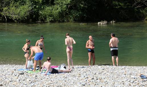 Nekima ne smeta hladna voda: Kupali su se u Kupi na tek 14°C