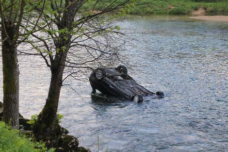 Autom sletio u Dobru: Nabujala rijeka mladiću je spasila život