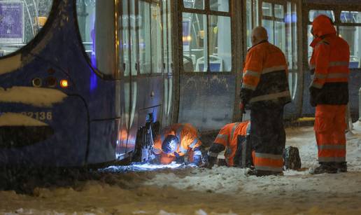 FOTO Kolaps u Zagrebu! Brenerom odmrzavaju tra&ccaron;nice da uspostave tramvajski promet