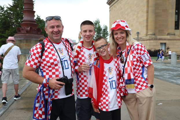 SP 2026 Philadelphia: Navijači Hrvatske fotografiraju se uz spomenik Rockyju