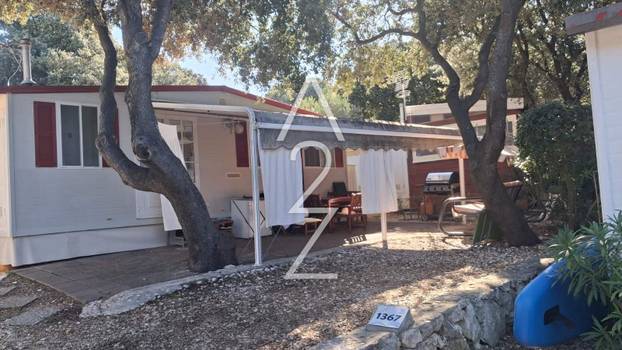 FOTO U Novalji prodaju kućicu od 30 m2 za 12.000 €! Mobilna je: 3 su hladnjaka i ova oprema