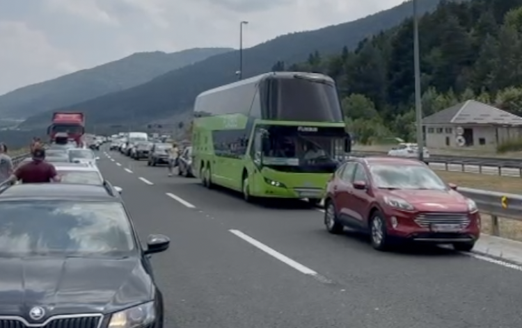 VIDEO Gužve na A1: Zatvaraju tunel Plasina, kolona  na granici