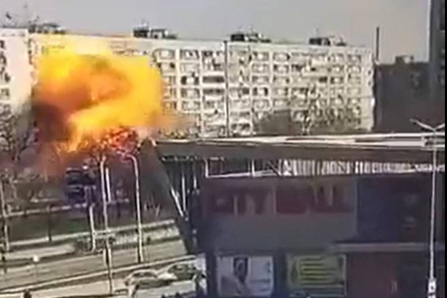 Horor u Zaporižju: Rusi napali stambenu zgrada projektilima, pogledajte trenutak udara...