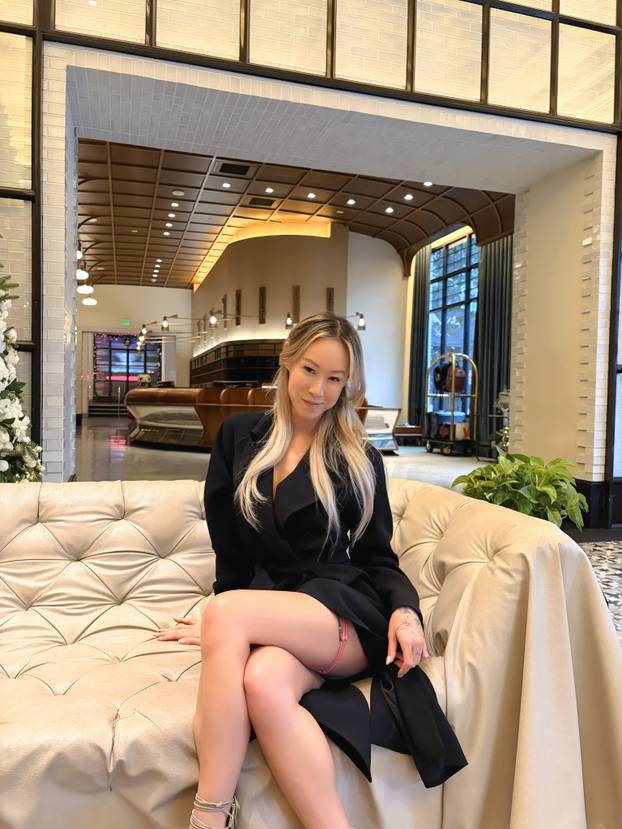 FOTO 'Napustila sam siguran posao i postala 'ljudski stol' na ekskluzivnim zabavama elite'