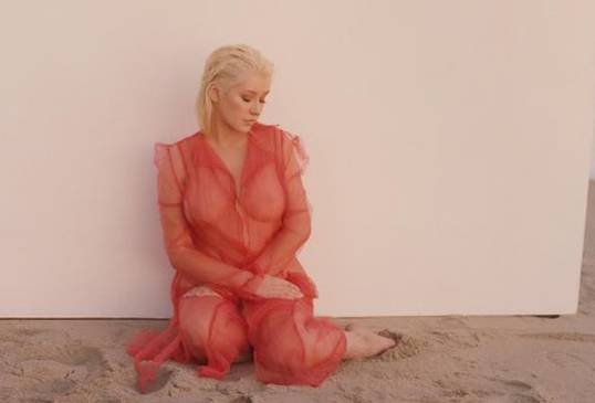 Potpuno oslobađanje: Aguilera 'izbacila' gole grudi u prvi plan
