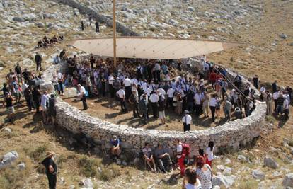 Misa ispod spomen-križeva za poginule stradale na Kornatu